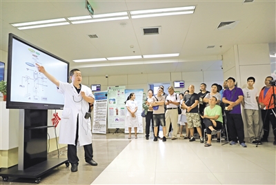 内蒙古医科大学第一附属医院风湿免疫科主任李鸿斌为市民讲解痛风的相关知识 摄影/本报记者 牛天甲