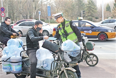 交警在呼伦贝尔北路与乌兰察布西街丁字路口发放宣传单 摄影/本报记者 辛永红