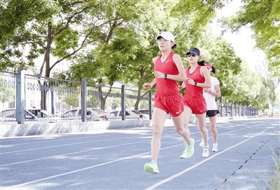 6月3日,我区马拉松运动员宫丽华(前)与队友正在进行训练。