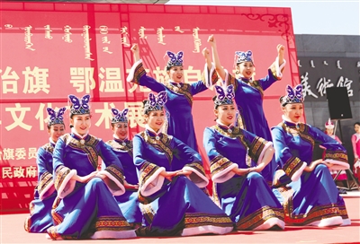 达斡尔族传统歌舞表演。