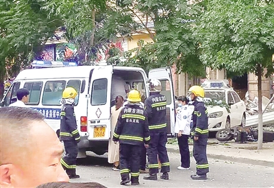 急救车赶到现场拉走伤者 文·摄影/本报记者 解裕涛