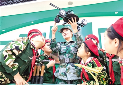 9月3日,呼和浩特市玉泉区五塔寺东街小学学生在学校国防教育馆参观。本报记者 安寅东 摄