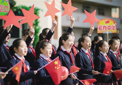 28日,玉泉区恒昌店巷小学师生在表演“快闪”节目《我和我的祖国》, 表达对祖国的热爱和祝福。