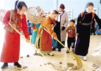 学生学习捡牛粪。