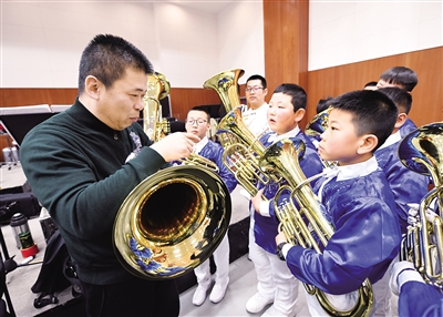 乌兰察布市卓资县小学学生感受音乐的魅力