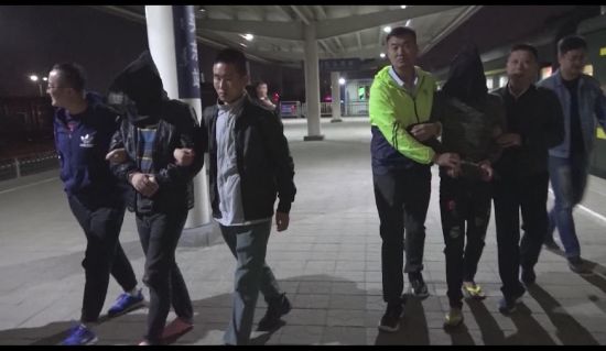 图为民警将嫌疑人押解回包头。