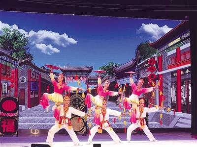4月20日,演员正在表演二人台歌舞小戏《打金钱》。