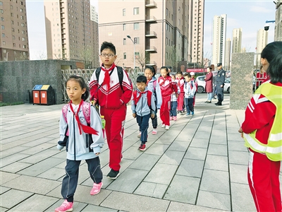 调整作息时间后,早上8点,呼和浩特市大学路小学滨河校区的学生有序入校。 本报记者 孟和朝鲁 摄