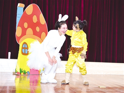 5月9日,演员在表演儿童话剧《糊糊历险记》。