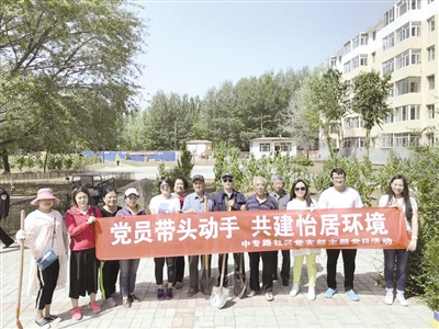 中专路社区居民在小区植树。文·摄影/本报记者 郝儒冰