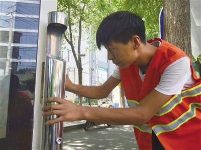 工作人员正在安装烟蒂收集器