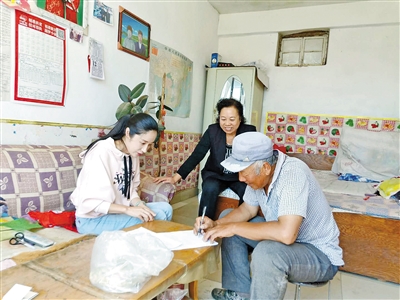 付蕾在貧困戶家走訪。