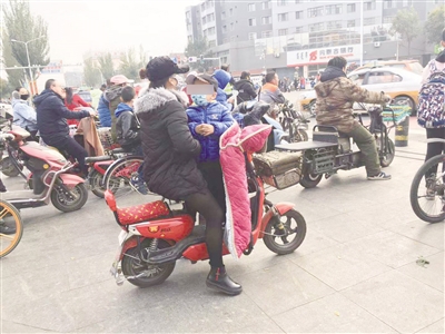 电动车违规载人
