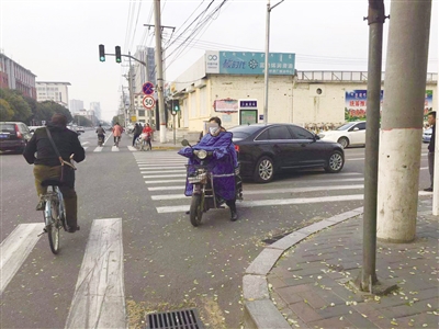 电动车逆行闯红灯