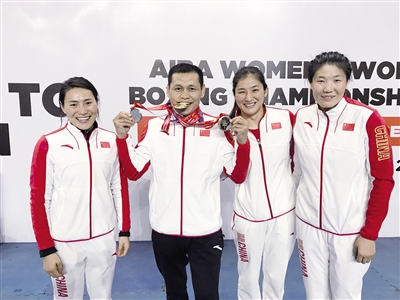 哈达巴特尔(左二)与弟子窦丹(左一)、李倩(右二)、杨晓丽共同庆祝胜利