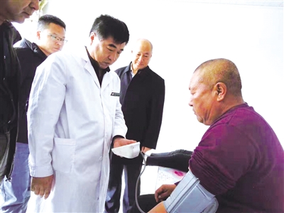 兴安盟卫计委相关领导在阿尔山市明水河镇西口村调研健康扶贫慢病管理情况。王丽霞 摄