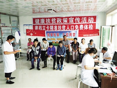 科右中旗布敦化卫生院开展健康扶贫政策宣传活动及健康素养宣传活动。邢金花 摄
