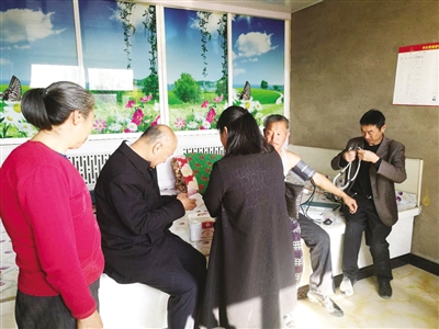 兴安盟卫计委主任母志华带队到阿尔山市明水镇西口村建档立卡贫困户家中调研送医配药情况。王丽霞 摄