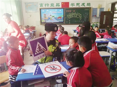 ▲赛罕区交管大队民警在为金桥小学学生上交通安全第一课。