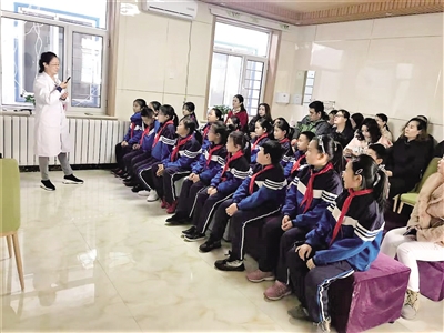 ▲巨华小学学生开展“爱在青城 让心向阳”心理健康学习及服务活动。