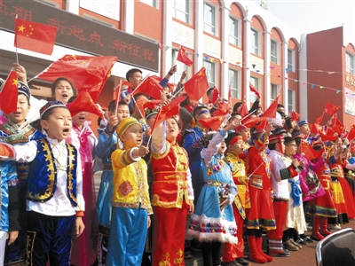 齐声歌唱《我和我的祖国》,阳光洒在脸上,浓浓的爱国情怀种在心底.