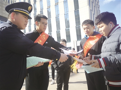 青年志愿者们正在分发传单