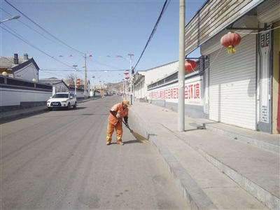 呼和浩特:清除小广告 擦洗垃圾桶 加大保洁力度