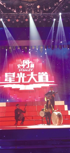白硕敲着手鼓演唱