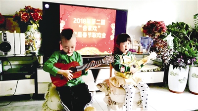 小朋友自弹自唱 摄影/本报记者 马丽侠