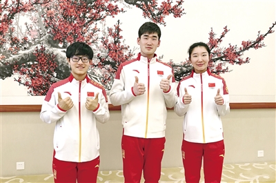 李靳宇(左)、耿文强(中)和韩梅(右)为内蒙古点赞
