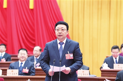 1月29日,自治区党委副书记、政法委书记,自治区政协主席李佳在自治区政协十二届一次会议闭幕会上讲话。本报记者 韩卿立 摄