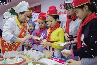 小学生在学习捏状元烧卖