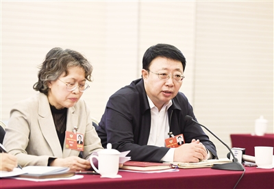 3月4日下午,自治区党委副书记、政法委书记,自治区政协党组书记、主席李佳在参加中共组审议全国政协常委会工作报告和提案工作情况报告时发言。