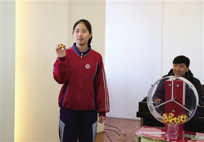 学生代表现场摇出代表选测项目坐位体前屈的3号球