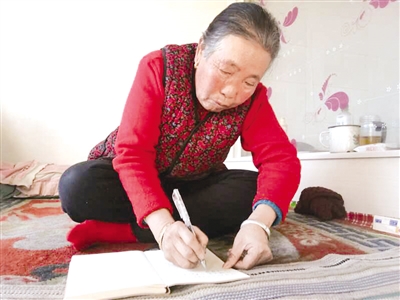 任梅女在写日记