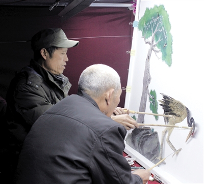 艺人们认真操作