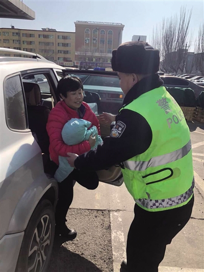 交警帮忙把孩子抱下车