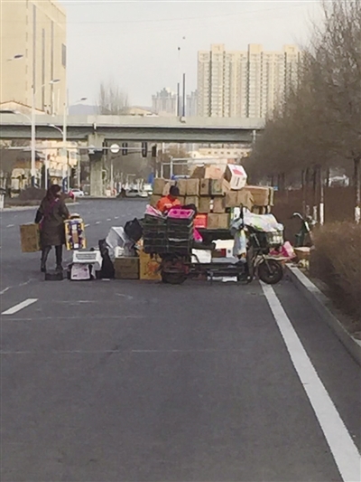 废品散落了一地,众人帮忙收拾整理。