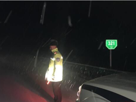 民警上路巡逻