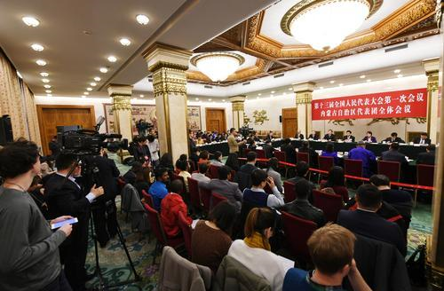 3月6日下午,十三届全国人大一次会议内蒙古代表团举行全体会议,审议政府工作报告并向境内外媒体开放。来自25个国家和地区的80余家媒体、100余名记者到场采访。 内蒙古日报社融媒体记者 袁永红 摄