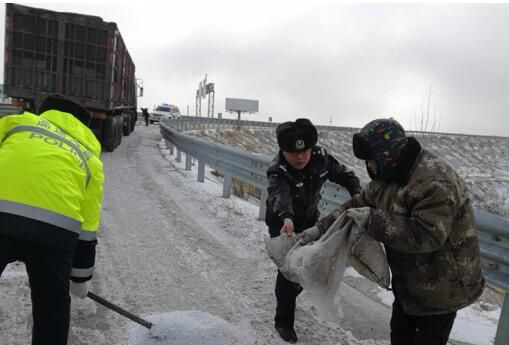 在危险路段泼洒融雪剂