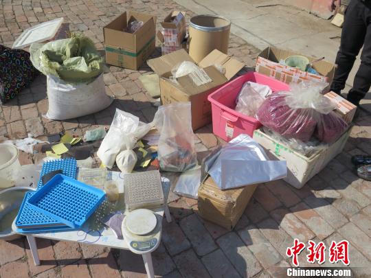 图为现场查获的药品。警方供图