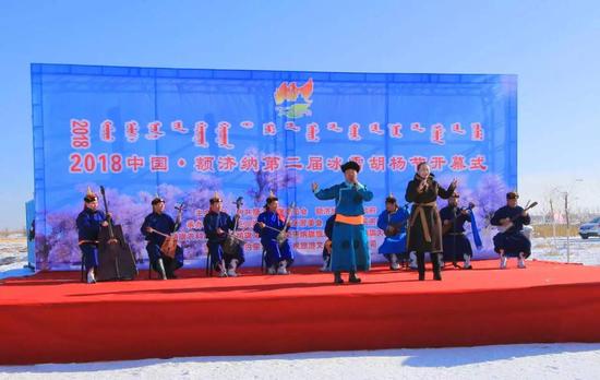 开幕式上乌兰牧骑进行歌舞表演