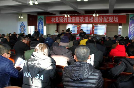枳芨壕村危旧房改造回迁楼房分配现场