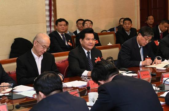 1月25日下午,自治区党委书记、人大常委会主任李纪恒与乌兰察布市代表团代表共同审议政府工作报告