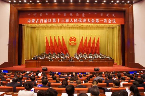 内蒙古自治区第十三届人民代表大会第一次会议举行第二次全体会议。内蒙古日报社融媒体记者 王皓摄