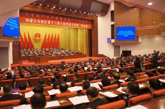 内蒙古自治区第十三届人民代表大会第一次会议举行第二次全体会议。内蒙古日报社融媒体记者 王皓摄