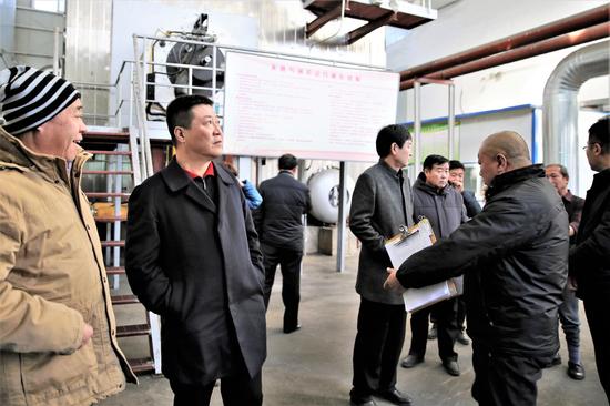 呼市环保局东升局长在市城建委供暖处第九供热车间查看天然气锅炉运行情况
