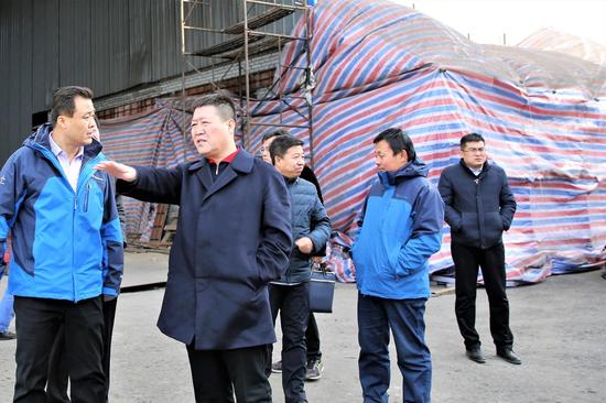 呼市环保局东升局长在内蒙古阜丰生物科技有限公司查看配料系统气味回收改造工程项目进展情况