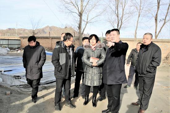 呼市环保局东升局长在回民区能大锅炉房查看循环碱池运行情况